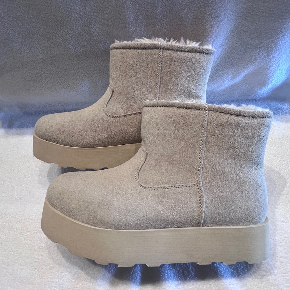 Time and Tru Women's Beige and Light Brown Winter Boots